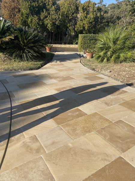 Roche d'Or : La Pierre Naturelle pour Sublimer les Plus Belles Demeures de la Côte d'Azur.