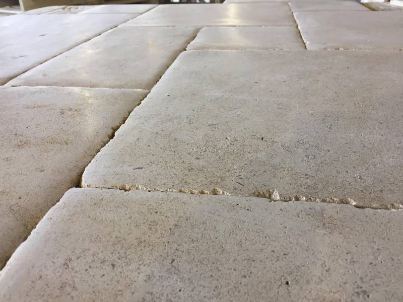 Vieilles dalles, dallage ancien, patiné ou rustique. Les plus Belles Pierres Naturelles au 36 rue de Bourgogne 75007 PARIS