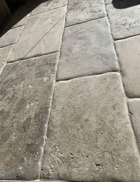 Dalle et dallage en pierre naturelle grands formats. Livraison partout en France de Paris à Uzès et de Bordeaux à Bastia.