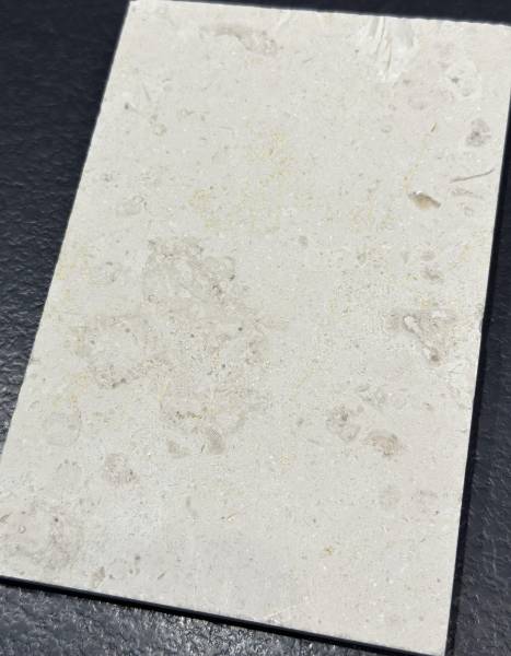 La pierre de Cassis, autrefois extraite en Provence, n'étant plus exploitée, nous proposons désormais la pierre Sainte-Croix B5 comme alternative idéale pour vos éviers et carrelages.