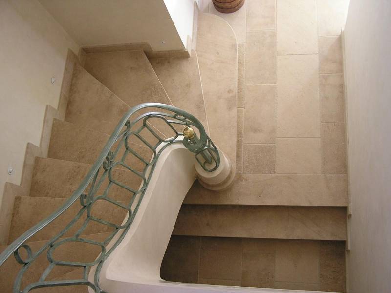 Pierre naturelle provenance Dordogne, escalier façonné dans nos ateliers