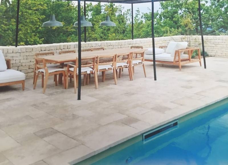 Pierre du Périgord vieillie et patinée à la main à l'atelier de Valliguières entre UZES 30 et AVIGNON 84