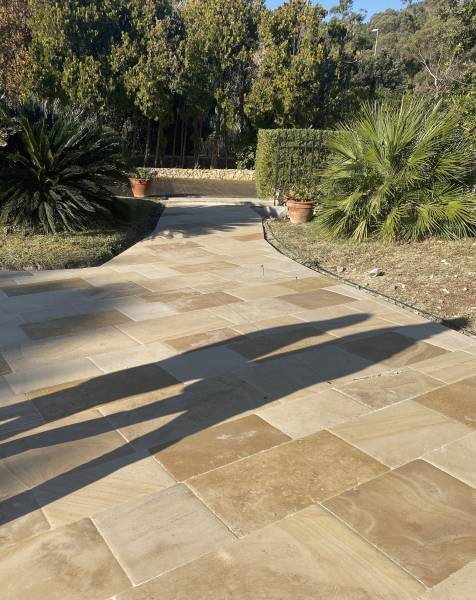 Vente de carrelage en pierre naturelle à Nîmes, visitez nos 2 showrooms du Gard proche Hérault et Vaucluse.