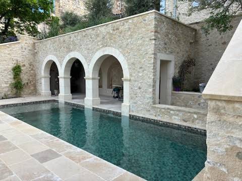 Dallage en pierre du Périgord, intérieur et extérieur, terrasse, margelle