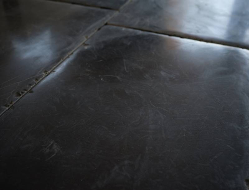 Pierre Naturelle Noire Lisse et Douce Vieillie et Patinée à la Main – Haut de Gamme en 2 cm d'Épaisseur