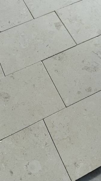 Pierre de Sainte-Croix : Un trésor du Périgord La pierre de Sainte-Croix, une pierre naturelle calcaire et marbrière originaire du Périgord en Dordogne