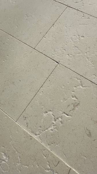 Pierre de Sainte-Croix : Un trésor du Périgord La pierre de Sainte-Croix, une pierre naturelle calcaire et marbrière originaire du Périgord en Dordogne