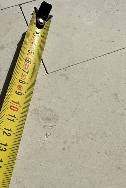 La pierre de Cassis, autrefois extraite en Provence, n'étant plus exploitée, nous proposons désormais la pierre Sainte-Croix B5 comme alternative idéale pour vos éviers et carrelages.