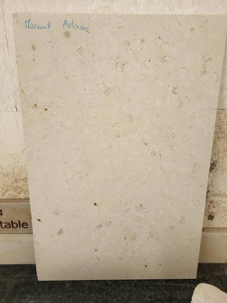 La pierre de Cassis, autrefois extraite en Provence, n'étant plus exploitée, nous proposons désormais la pierre Sainte-Croix B5 comme alternative idéale pour vos éviers et carrelages.