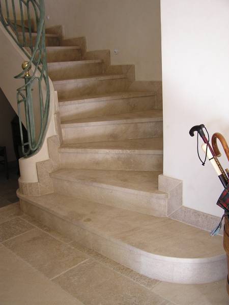 Roche d'Or : La Pierre Naturelle pour Sublimer les Plus Belles Demeures de la Côte d'Azur.