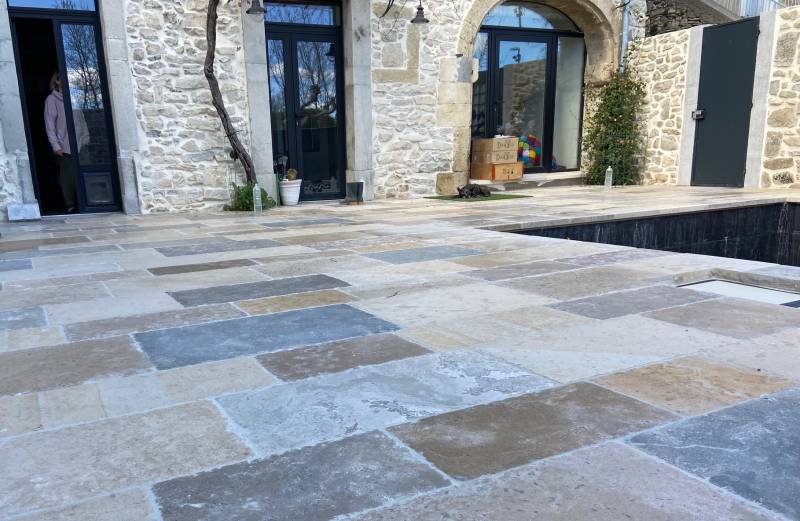 Dalle et dallage en pierre naturelle grands formats. Livraison partout en France de Paris à Uzès et de Bordeaux à Bastia.