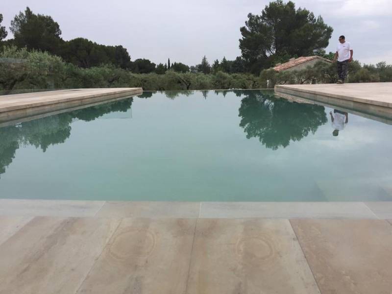 Vente de carrelage en en pierre naturelle de Dordogne pour plage de piscine  à Montpellier