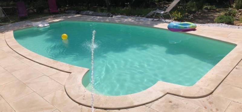 Margelle et terrasse de piscine en MONTAGNAC VIBRE. Gard