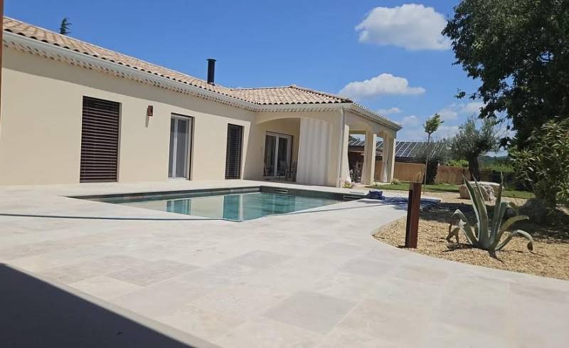 Carrelage en pierre naturelle pour extérieur : livraison à Montpellier (34)