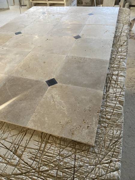 La pierre de Travertin est une roche sédimentaire dure pour dallage extérieur et intérieur, margelle, escalier