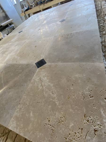 La pierre de Travertin est une roche sédimentaire dure pour dallage extérieur et intérieur, margelle, escalier