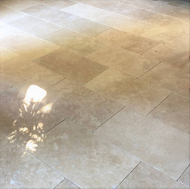 Travertin en carrelage pierre intérieur pour salon et salle à manger