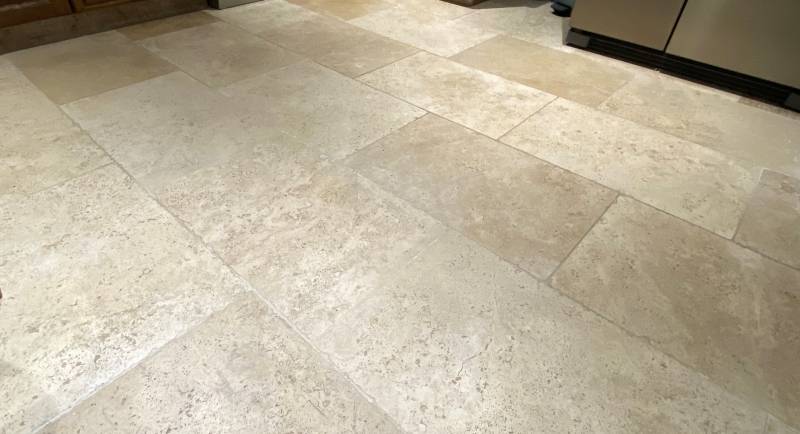 TRAVERTIN COLOMBIERS, dallage intérieur et extérieur, livraison avec camion hayon et camion-grue.