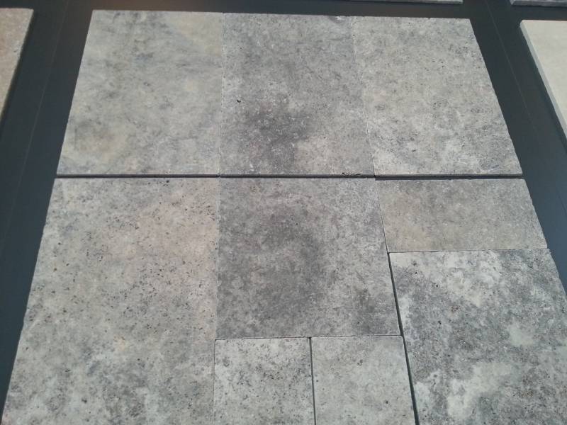 TRAVERTIN TOURS, dallage intérieur et extérieur, sol et mur livraison avec camion hayon et camion-grue.