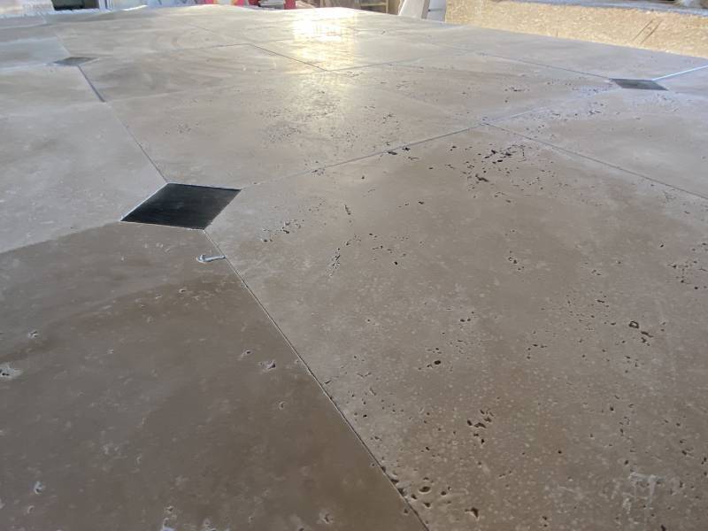 La pierre de Travertin est une roche sédimentaire dure pour dallage extérieur et intérieur, margelle, escalier