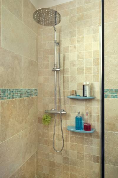 Habillage de salle de bain, douche en Travertin