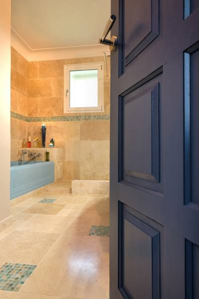 TRAVERTIN TOULOUSE, dallage intérieur et extérieur, livraison avec camion hayon et camion-grue.