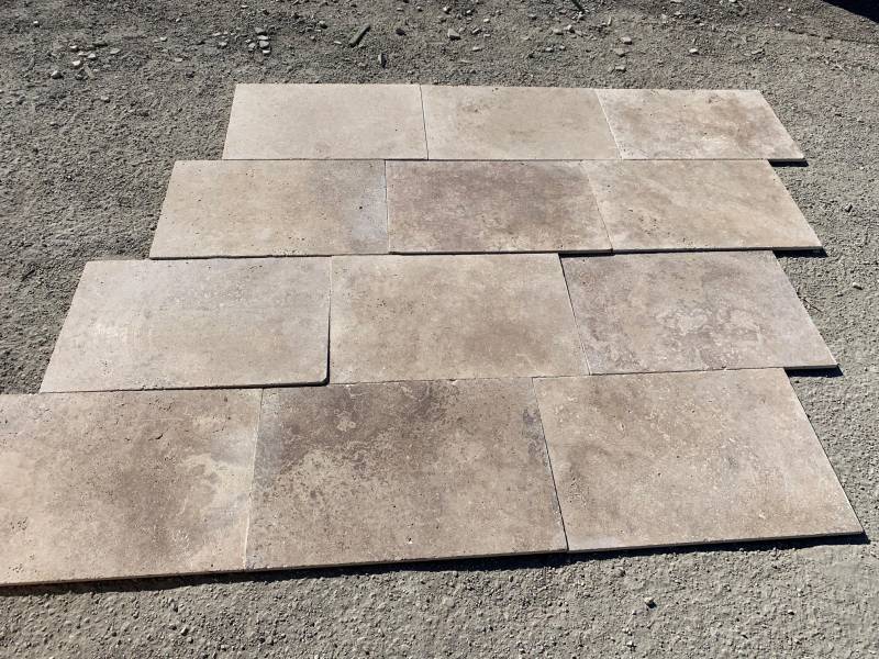 TRAVERTIN TOURS, dallage intérieur et extérieur, sol et mur livraison avec camion hayon et camion-grue.