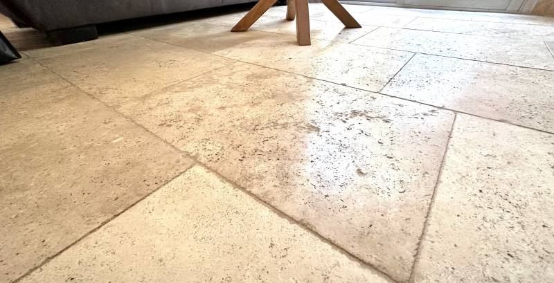 Choisissez parmi notre sélection de carrelage travertin. Le travertin, une pierre naturelle pour une salle de bain élégante et durable