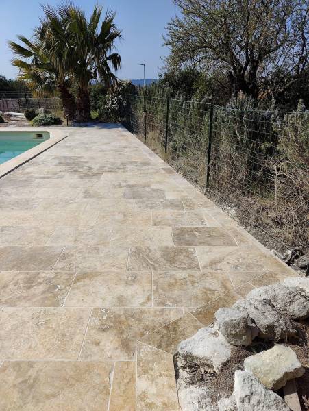 Travertin pierre naturelle pour intérieur, terrasse et plage de piscine à Paris et Nîmes
