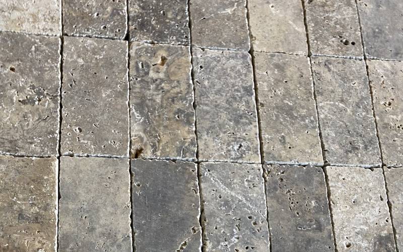 La pierre de Travertin est une roche sédimentaire dure pour dallage extérieur et intérieur, margelle, escalier