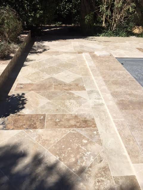 Choisissez parmi notre sélection de carrelage travertin. Le travertin, une pierre naturelle pour une salle de bain élégante et durable