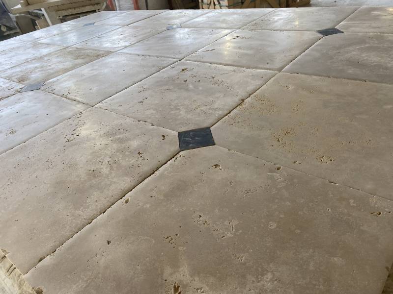 La pierre de Travertin est une roche sédimentaire dure pour dallage extérieur et intérieur, margelle, escalier