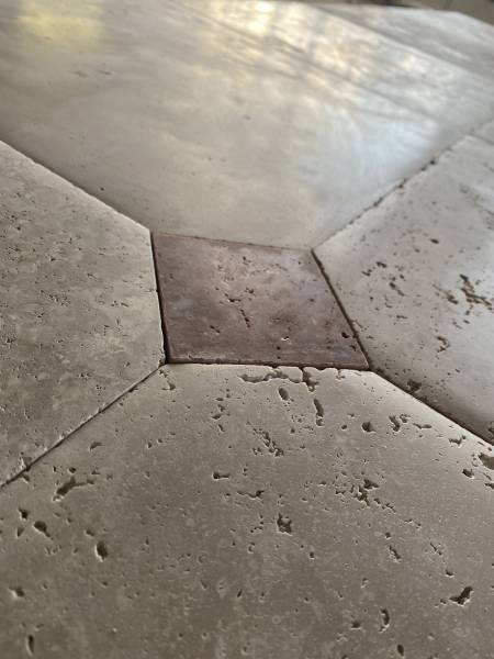 La pierre de Travertin est une roche sédimentaire dure pour dallage extérieur et intérieur, margelle, escalier