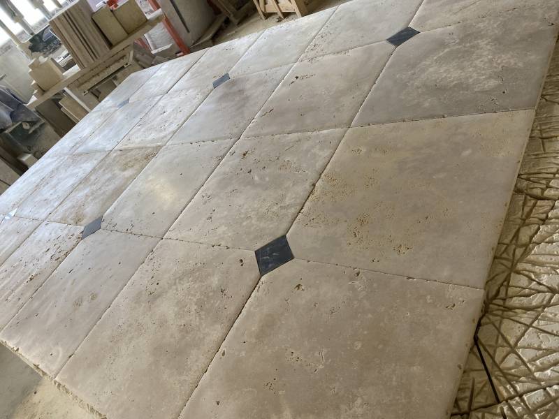 La pierre de Travertin est une roche sédimentaire dure pour dallage extérieur et intérieur, margelle, escalier