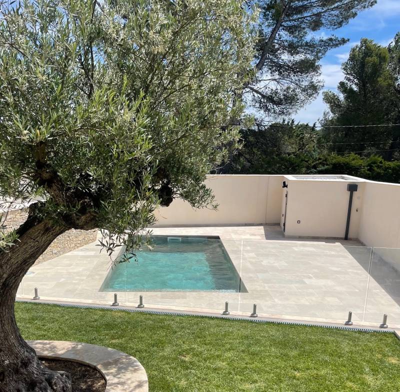 Travertin pierre naturelle pour carrelage et parement, Route de Montpellier à Nîmes dans le Gard.