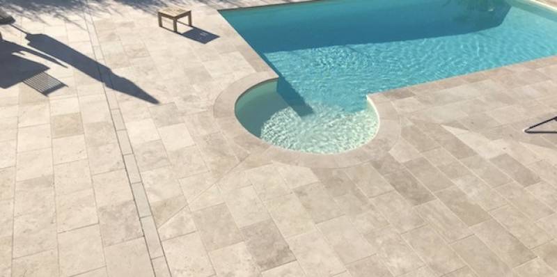 Travertin terrasse, dallage en pierre naturelle autour d'une piscine avec margelle, livraison partout en France, Bordeaux, Perpignan...