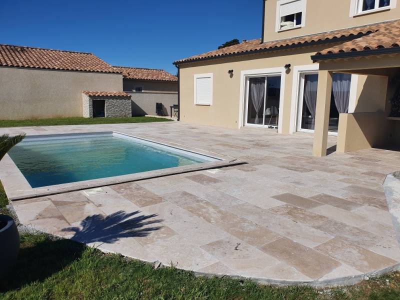 Terrasse de piscine avec margelle, l'ensemble en Travertin