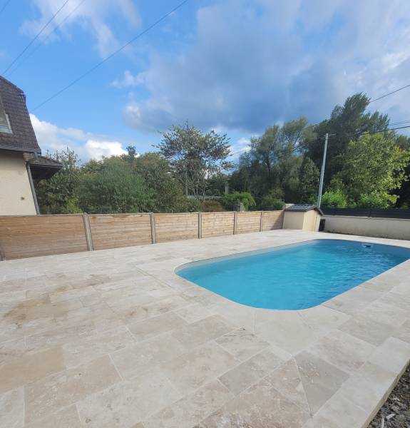 Travertin, pierre naturelle pour dallage extérieur autour de la piscine et en terrasse extérieure, Vaucluse Lubéron Cavaillon 84