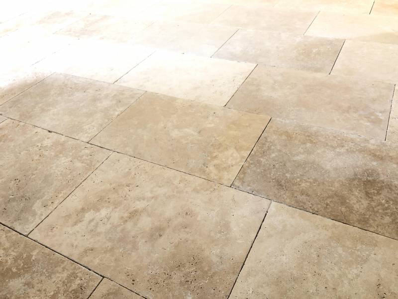 Carrelage pierre de travertin beige vieilli, terasse et piscine à Montpellier