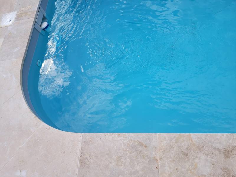 Travertin, pierre naturelle pour dallage extérieur autour de la piscine et en terrasse extérieure, Vaucluse Lubéron Cavaillon 84