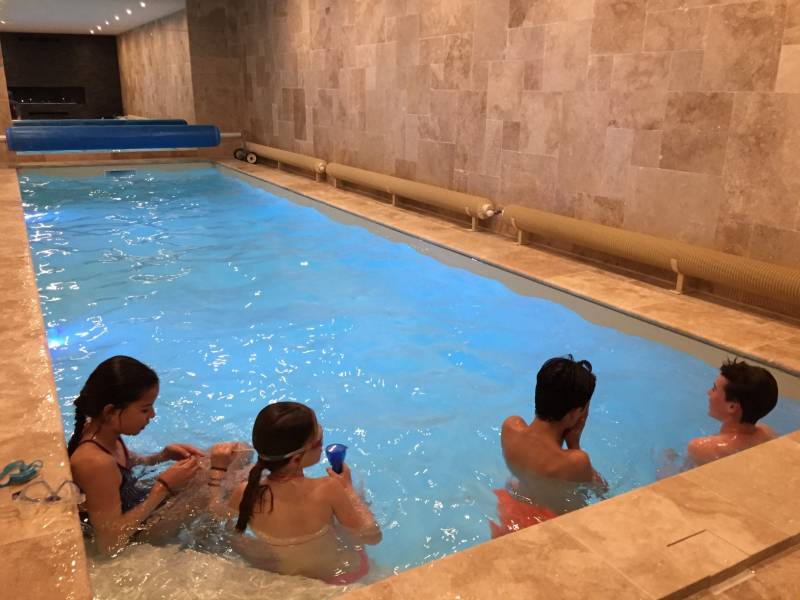 Spécialiste en vente de carrelage en pierre travertin pas cher pour plage et piscine extérieur à Aix en provence, BORDEAUX