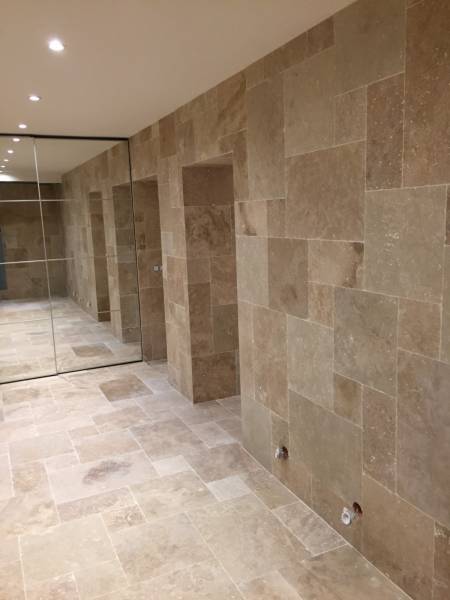 Piscine intérieur carrelage en pierre naturelle de TRAVERTIN beige à Toulouse 31