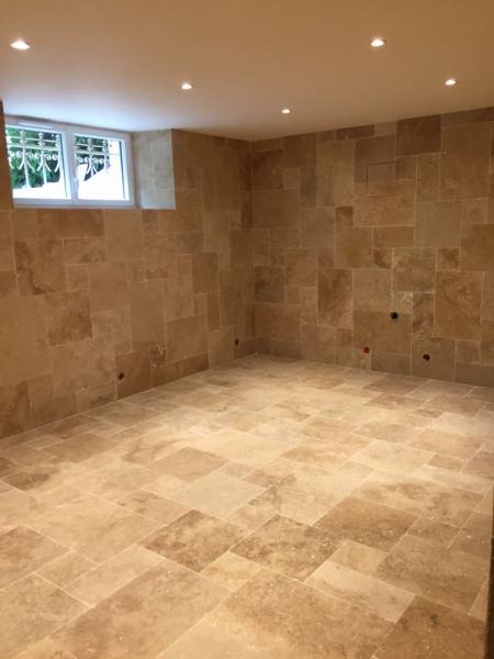 SALLE en carrelage Travertin naturelle UZES Gard 30