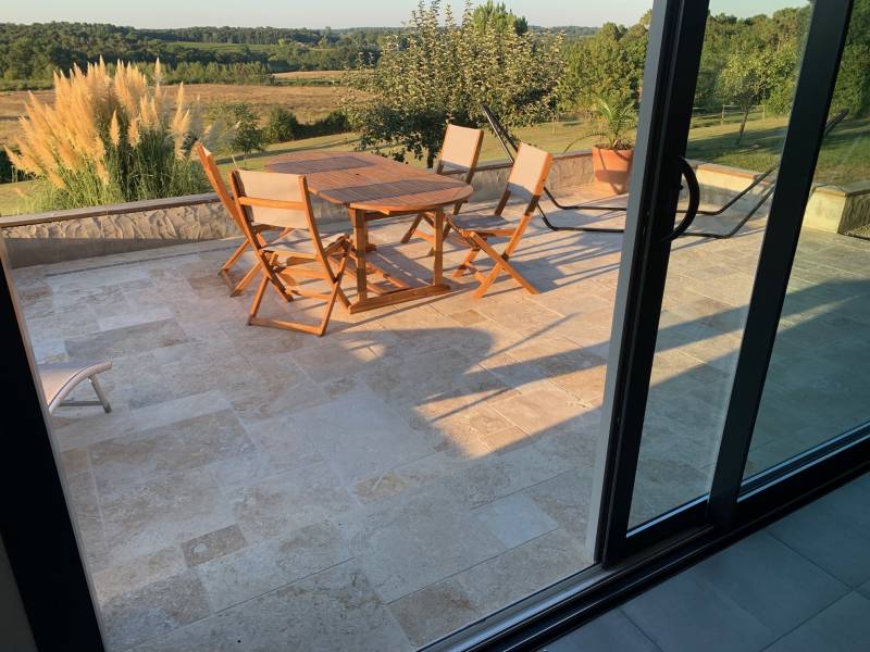 TRAVERTIN LYON, livraison Paris et en Ile de France avec camion hayon.