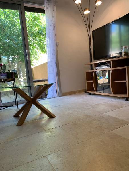 Travertin en carrelage pierre intérieur pour salon à Montpellier