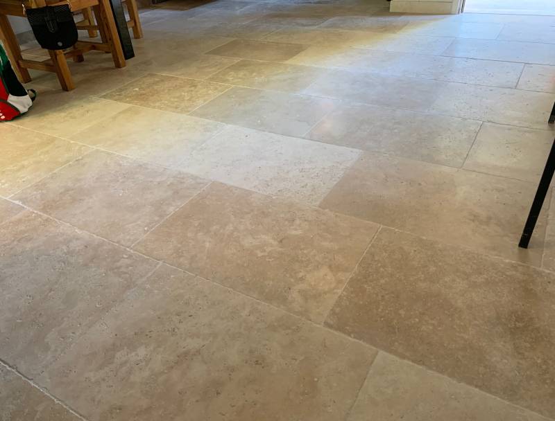 TRAVERTIN LYON, livraison Paris et en Ile de France avec camion hayon.