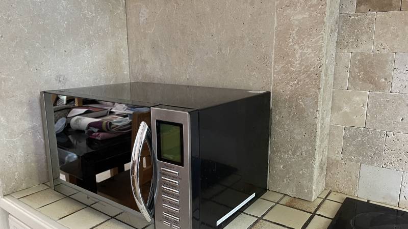 TRAVERTIN SAINT-REMY-DE-PROVENCE, dallage intérieur et extérieur, sol et mur livraison avec camion hayon et camion-grue.