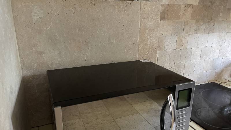 TRAVERTIN TOURS, dallage intérieur et extérieur, sol et mur livraison avec camion hayon et camion-grue.