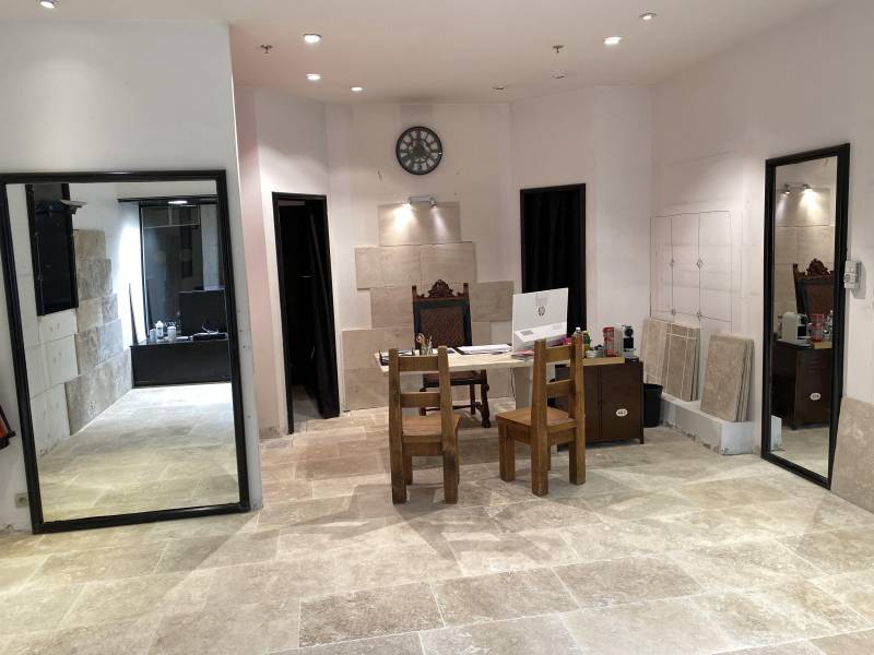 Carrelage en pierre naturelle travertin pour dallage intérieur à Lyon et Bordeaux.