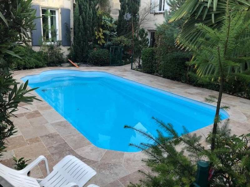 Terrasse plage de piscine avec margelle